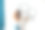 在墙上挂画框的女人。图片下载