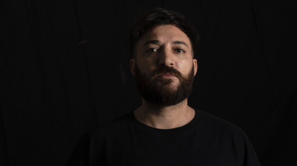 青年男性人像照片图片下载