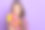 照片肖像的女孩保持鲜花花束梦幻的copyspace条纹彩色衬衫孤立充满活力的紫色背景图片下载