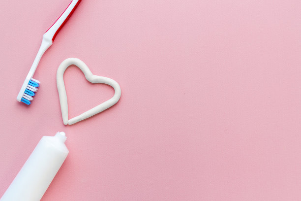 牙齿卫生。牙刷用心形牙膏制成，俯视图图片下载
