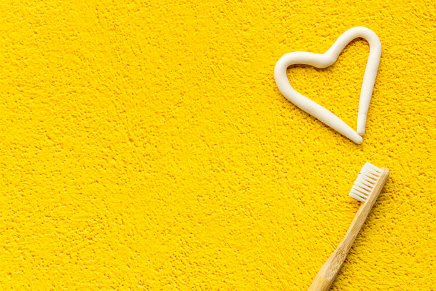 竹制牙刷配牙膏，俯视视图。口腔卫生的概念图片下载