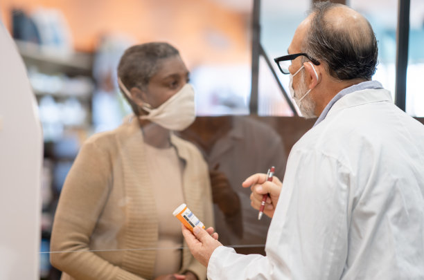 非洲妇女戴着面具在药店库存照片图片下载