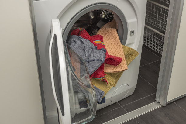 在洗衣机洗衣服的近视图。国内常规的概念。瑞典。图片下载