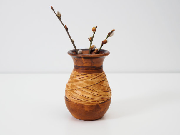 手工粘土花瓶与猫咪柳枝在白色背景孤立图片下载