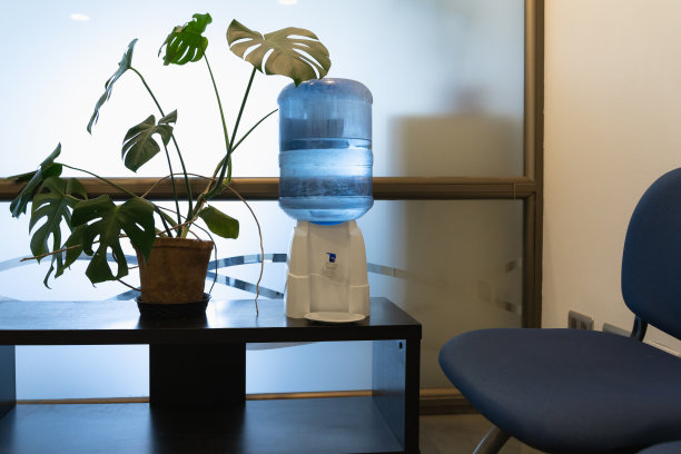 医生候诊室有饮水机和绿色植物图片下载