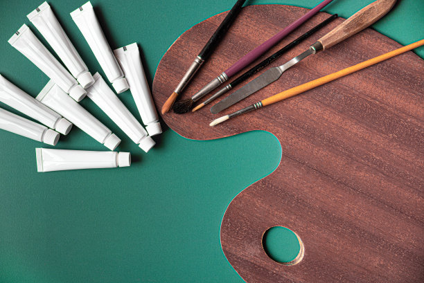 用管、刷子和调色板绘制材料图片下载