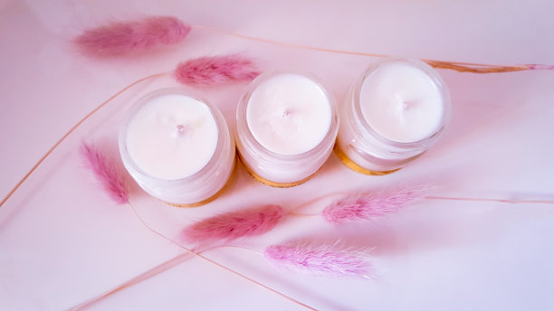 粉色毛茸茸的拉格鲁斯草和三支蜡烛图片下载