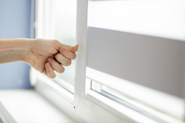 这个人正在修理塑料窗户图片下载