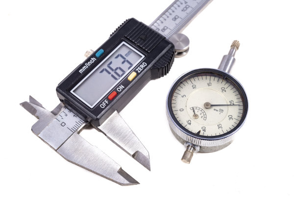 用于车间测量的测量工具。检查锁匠车间缝隙的金属配件。光背景。图片下载