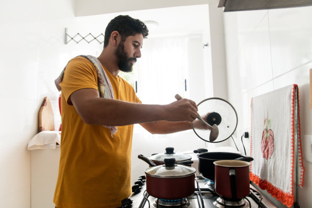 男人在家做饭图片下载
