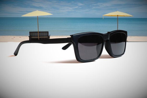 用太阳镜和海滩的图片来传达夏日旅行的意义。图片下载