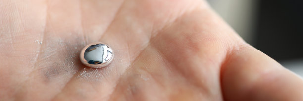 男手拿着液态镓片图片下载