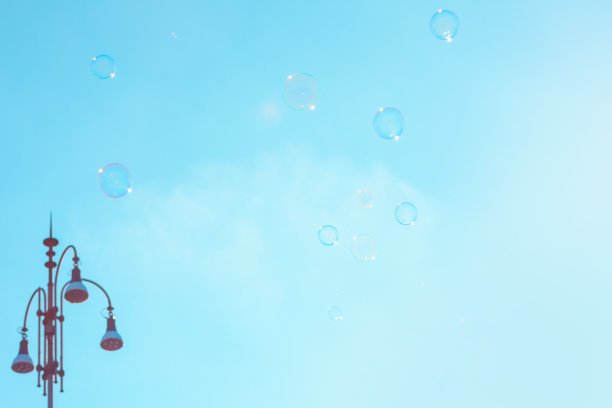 蓝天下的肥皂泡图片下载