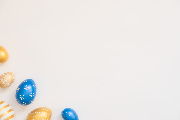 复活节彩蛋的框架装饰孤立在白色的背景。最小的复活节的概念。复活节快乐卡片与文本拷贝空间。顶视图,flatlay图片下载