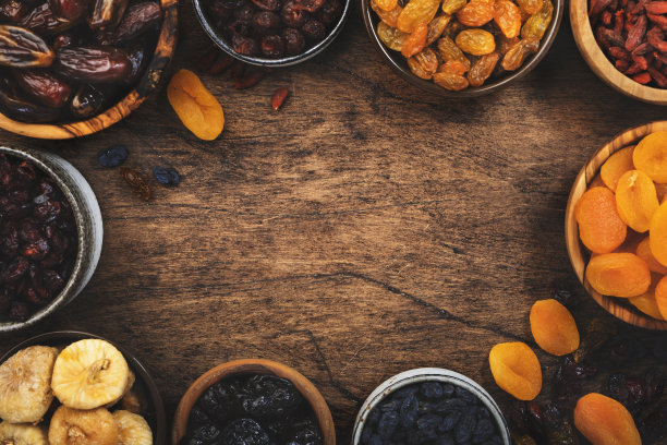 健康食品零食:干水果，自然晒干的有机混合干杏，无花果，葡萄干，枣，蔓越莓，樱桃，枸杞，李子在木背景，俯视图碗图片下载