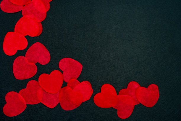 黑色背景上的爱情图片下载