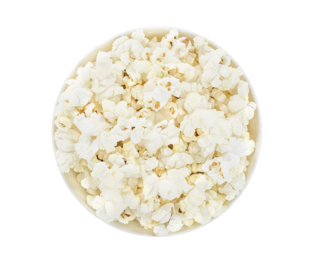 爆米花在一个白色的碗里煮熟，在白色的背景上用剪枝路径分开。前视图。图片下载