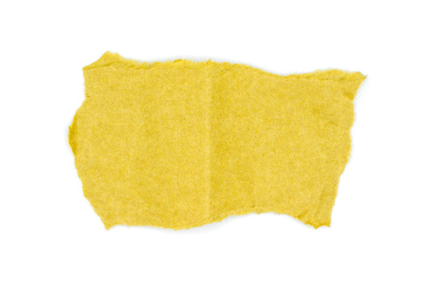 撕下牛皮纸孤立在白色的背景图片下载