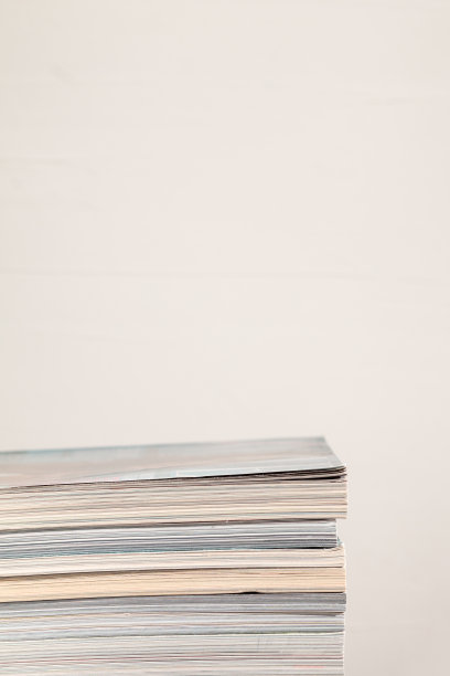 成堆的杂志，白色的背景，空白的文字图片下载