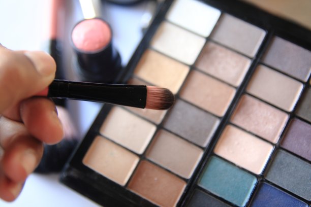 用眼影刷化妆图片下载