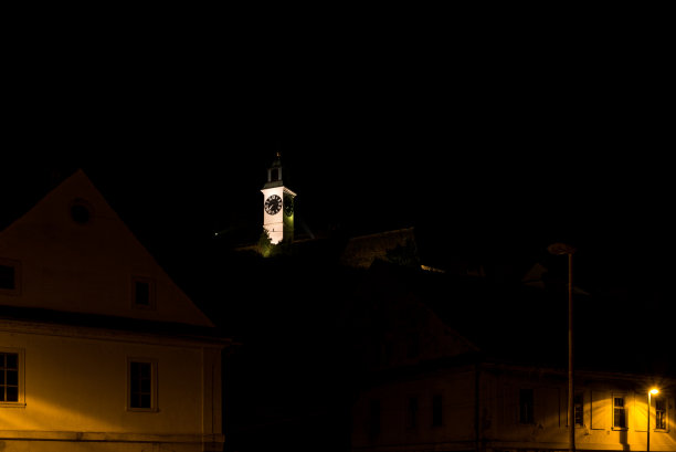 塞尔维亚诺维萨德的彼得罗瓦拉丁要塞上的老钟楼夜景图片下载