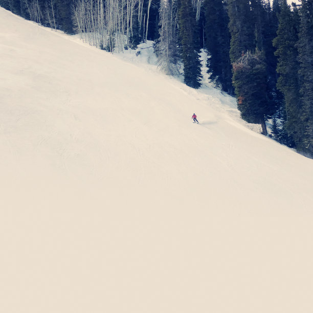 美国犹他州帕克城的滑雪者图片下载