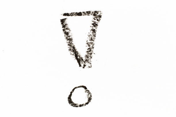 黑色蜡笔画在感叹号形状的白纸背景图片下载