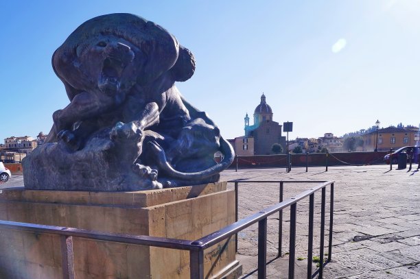 佛罗伦萨奥格尼桑提广场上的大力神和狮子雕塑群图片下载