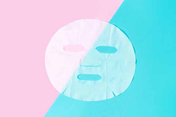 面料面膜对粉色和蓝色背景特写，皮肤水合概念。图片下载