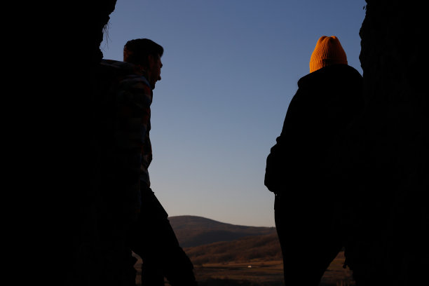 情侣日出日落背包旅游概念库存照片图片下载