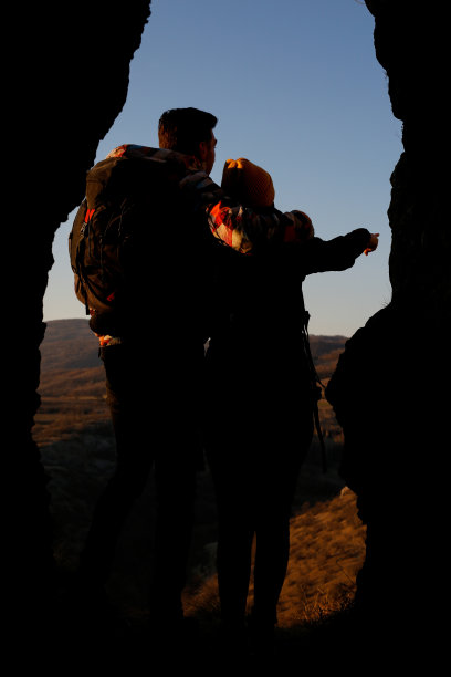情侣日出日落背包旅游概念库存照片图片下载