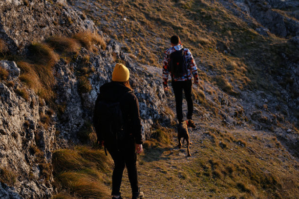 兄弟姐妹徒步沿着小路在山上的股票照片图片下载