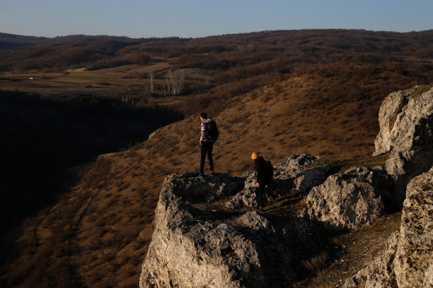 兄弟姐妹徒步沿着小径在山脊股票照片图片下载