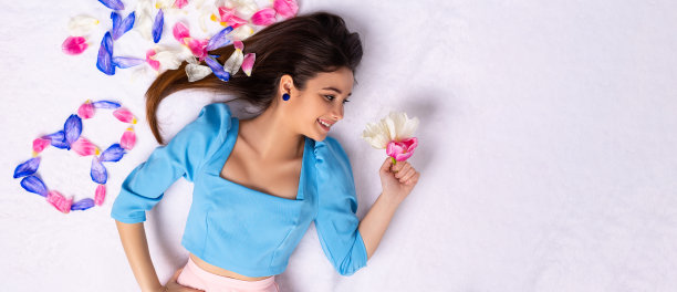 横幅。优雅的女孩，国际妇女节，七彩八号，八号从花的花瓣，郁金香，白色的背景。办理春节贺卡、请柬、促销、装饰等。图片下载