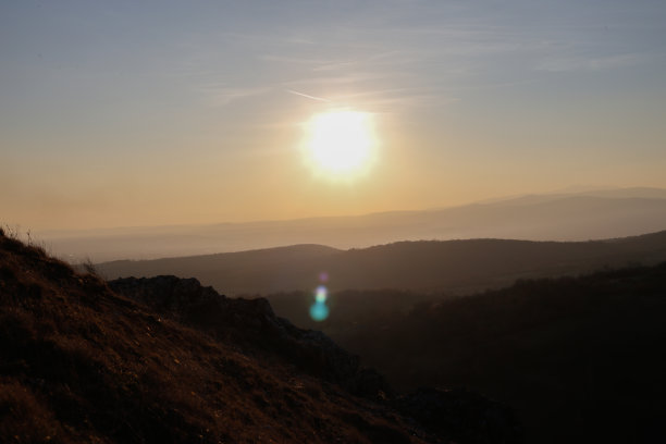 塞尔维亚山脉上的日落。库存图片图片下载