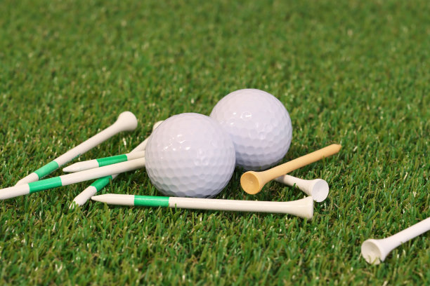 草地上的高尔夫球和球座图片下载