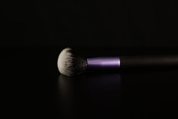 化妆概念，化妆刷隔离在黑色背景上。图片下载