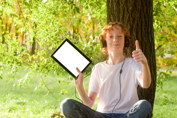 一个十几岁的男孩举起大拇指图片下载