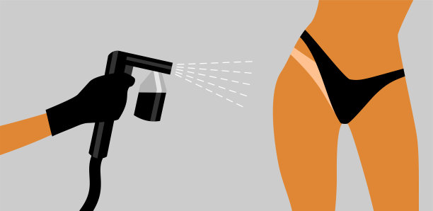 戴着黑色手套，手持黑色喷雾晒黑机，给穿着黑色比基尼的女人身上喷晒黑喷雾图片下载