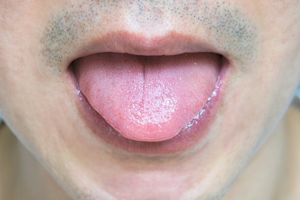 迷人的特写肖像，时尚，健康的牙齿，显示舌头。健康和医学的概念图片下载