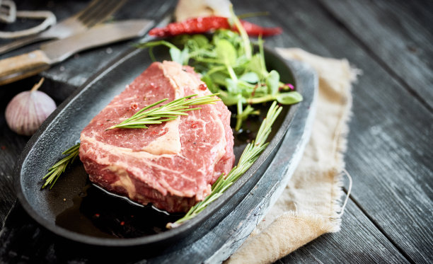 生牛排与迷迭香图片下载