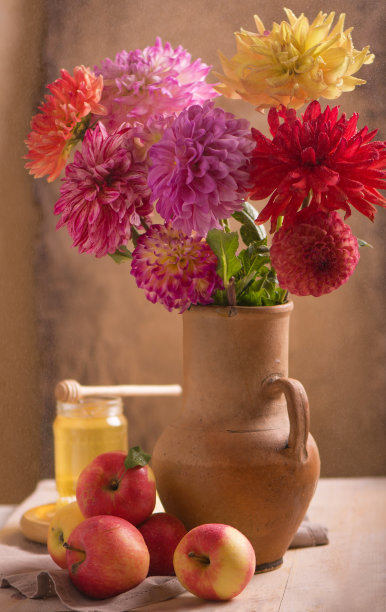 用黄色和橙色的大丽花装饰在赤陶土花盆里图片下载