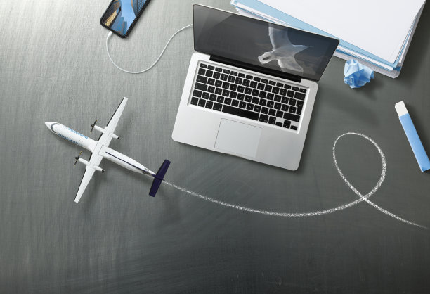 在笔记本电脑上计划飞行图片下载