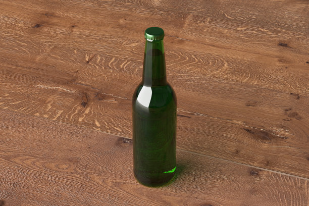 500毫升啤酒瓶，木制背景。图片下载