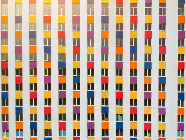 新建筑的彩色立面。现代建筑，住宅建筑。晴天没人。图片下载