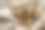 一个美丽的白色珍珠项链与黄金垂饰和耳环的白色背景，传统的印度时尚珠宝，聚焦在班加罗尔城市卡纳塔克邦的对象照片。图片下载
