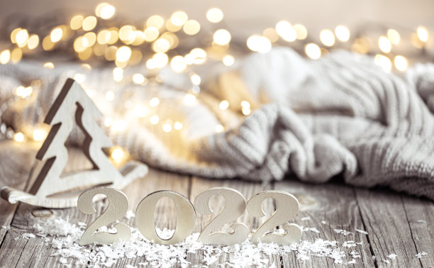 舒适的圣诞构图与数字2022和装饰细节模糊的背景与散景。图片下载