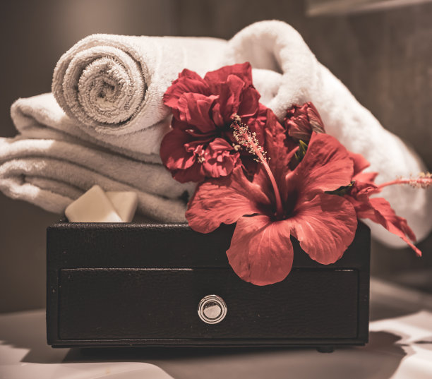 鲜花、毛巾和肥皂特写的水疗用品组合图片下载