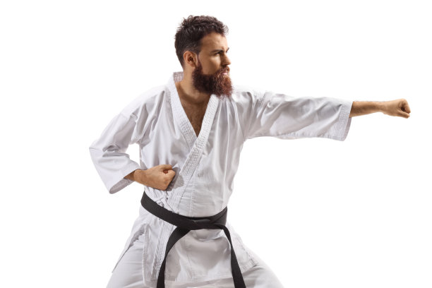 穿着和服的大胡子男子在练习空手道拳图片下载