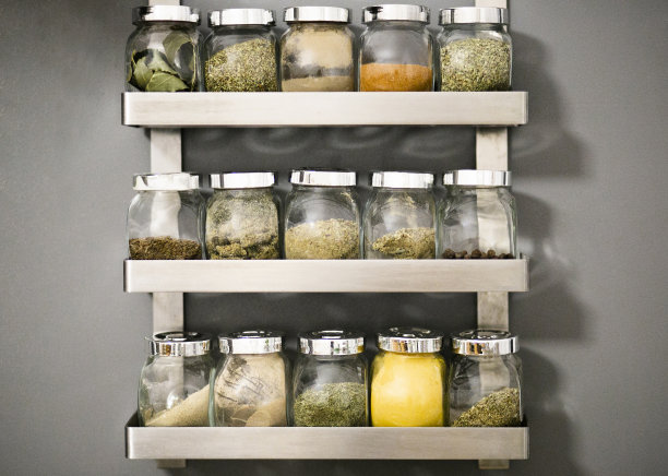 架子上的罐子里的香料图片下载